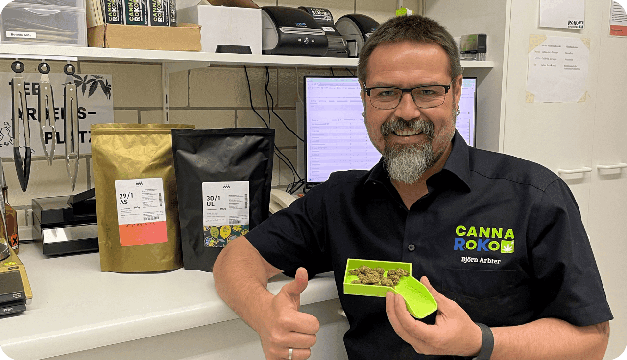 Björn Arbter präsentiert hochwertige Cannabis-Produkte in einem Labor.